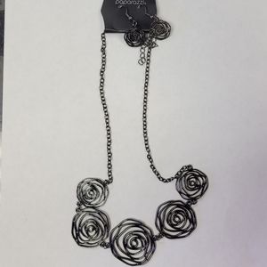 Paparazzi  Rosy Rosette - Black